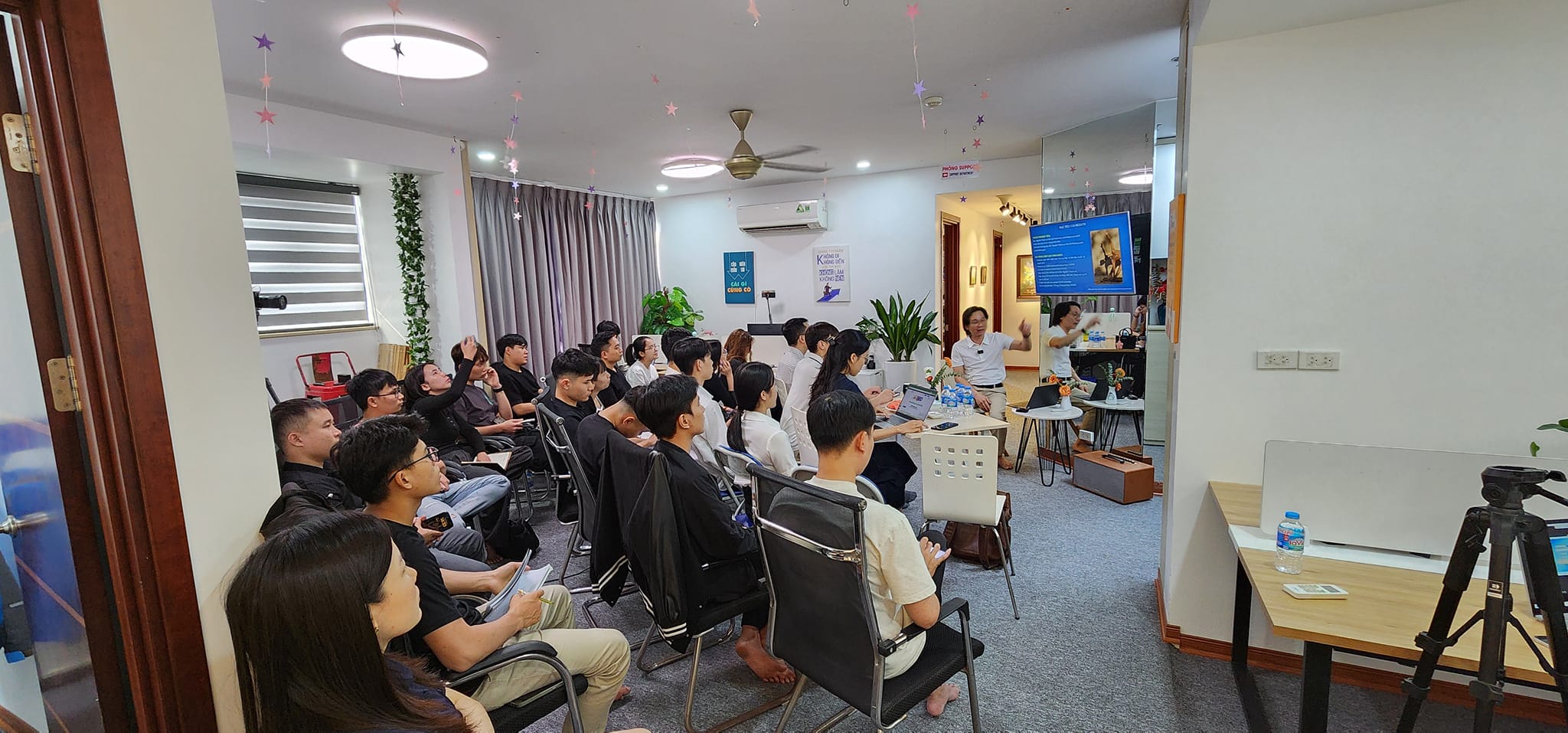 hình ảnh chia sẻ kiến thức SEO cho khách hàng tại văn phòng công ty